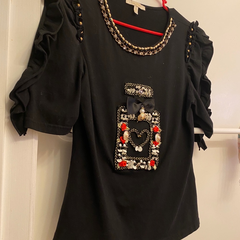 LADIES SOFT BLACK TOP WITH ITS OWN JEWELRY